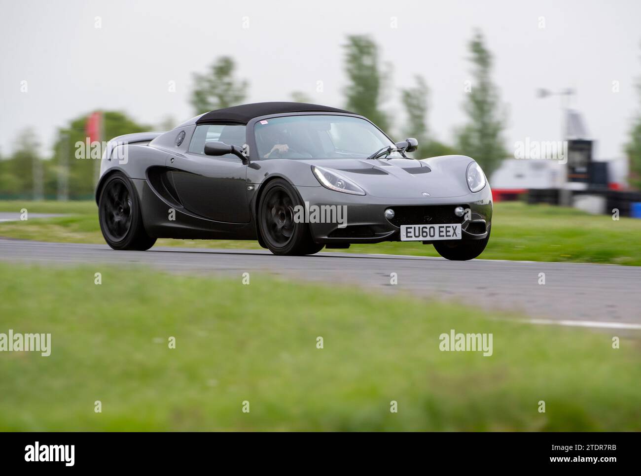 Lotus Elise conduisant rapidement sur piste lors d'un événement de la journée de course Banque D'Images
