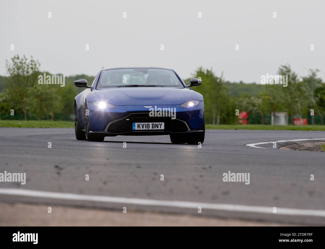 Aston Martin Vantage conduisant rapidement sur piste lors d'une course sur piste Banque D'Images
