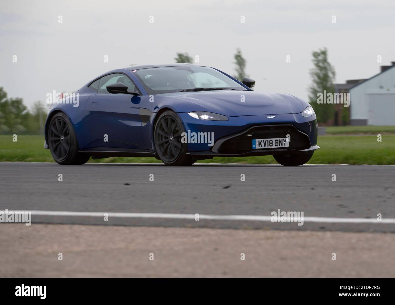 Aston Martin Vantage conduisant rapidement sur piste lors d'une course sur piste Banque D'Images