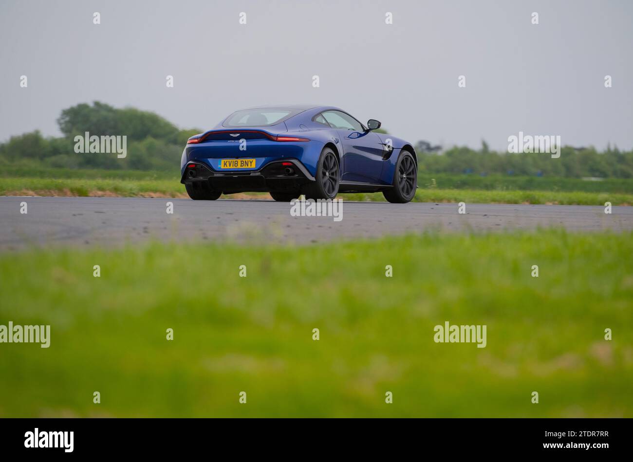 Aston Martin Vantage conduisant rapidement sur piste lors d'une course sur piste Banque D'Images