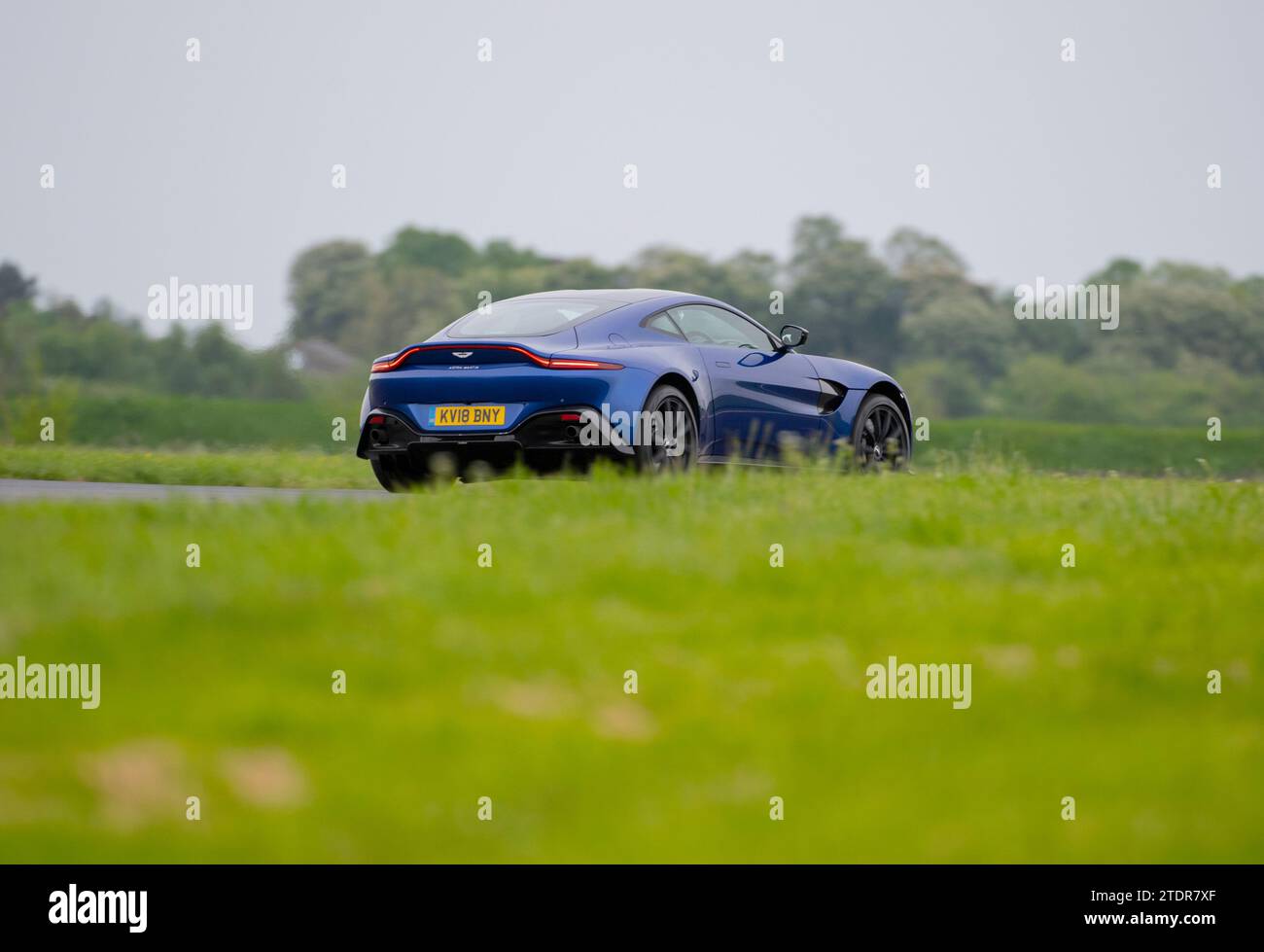 Aston Martin Vantage conduisant rapidement sur piste lors d'une course sur piste Banque D'Images