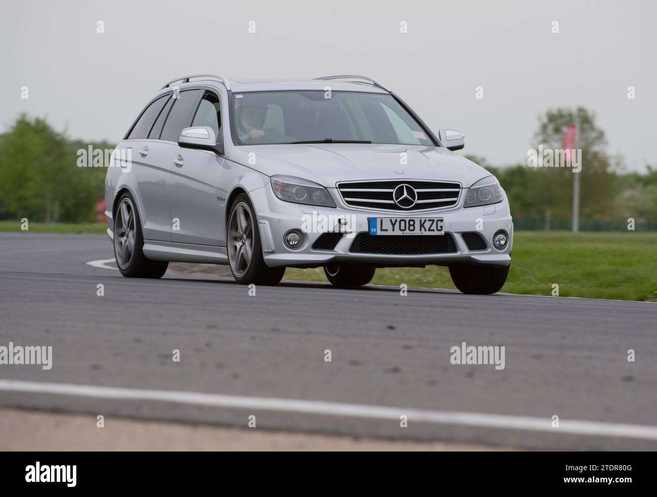 Mercedes S204 (W204) AMG C63 classe C Touring Estate conduisant rapidement sur piste lors d'une épreuve de course Banque D'Images