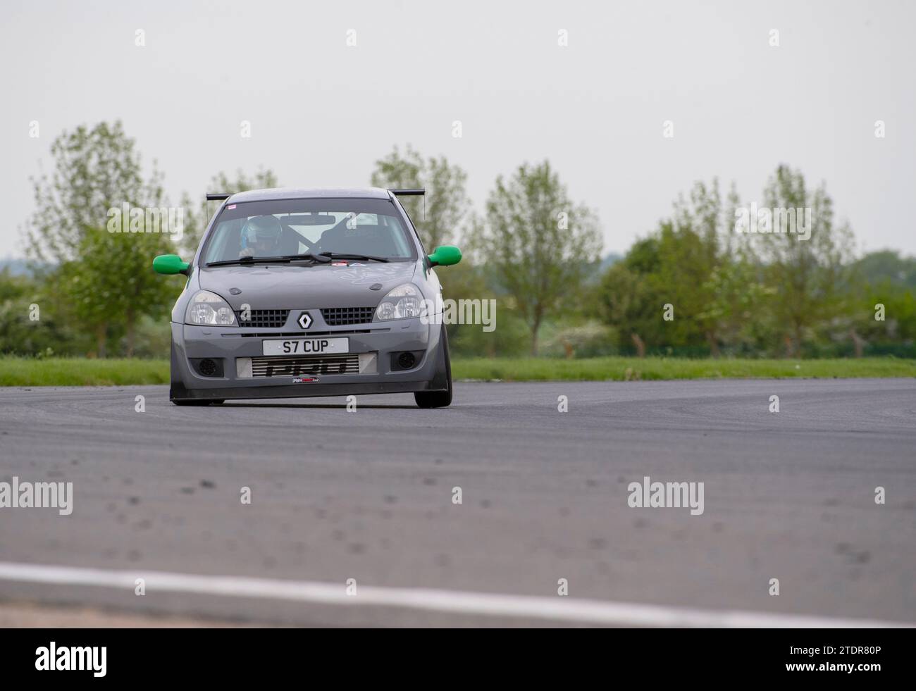 Renault Clio Cup au volant rapide sur piste lors d’une journée de course Banque D'Images