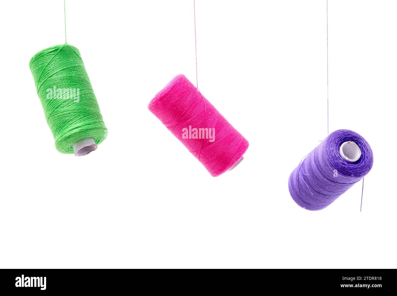 bobines de coton de couture de couleur violette flottant Banque D'Images