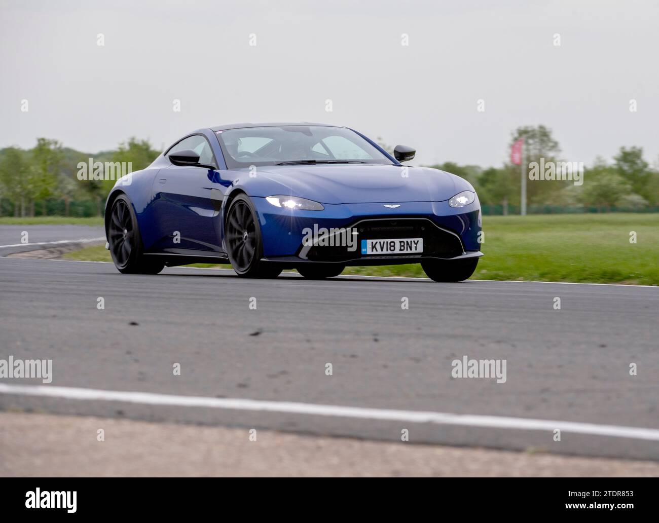 Aston Martin Vantage conduisant rapidement sur piste lors d'une course sur piste Banque D'Images