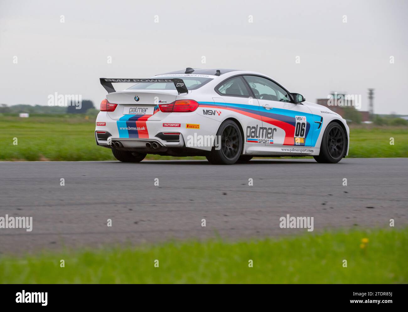 BMW M4 conduisant rapidement sur piste lors d'un événement de la journée de course Banque D'Images