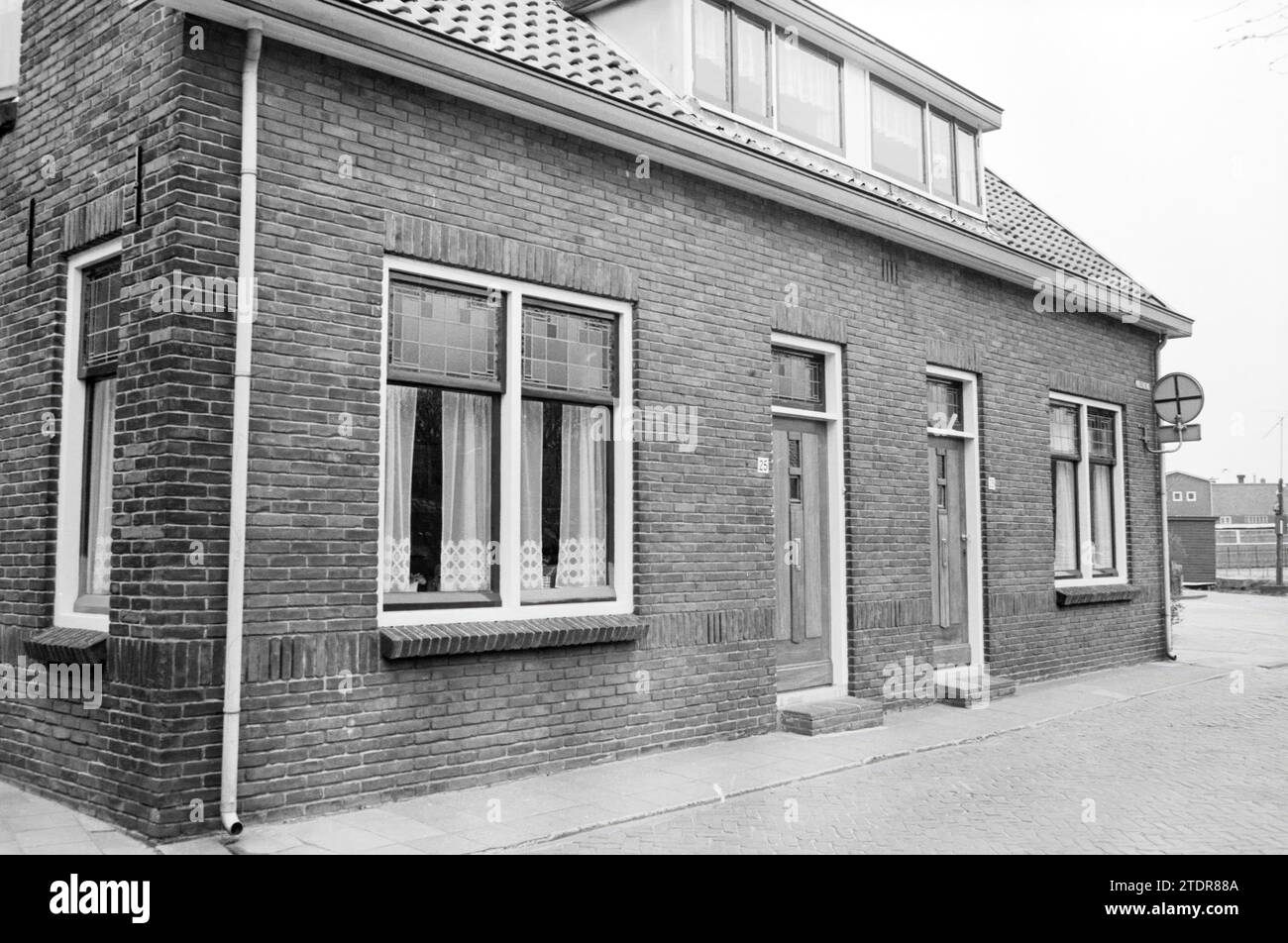 Fissures dans les bâtiments Rijnsburg, N.V. Vermeer, Rijnsburg, 26-04-1982, Whizgle nouvelles du passé, adaptées à l'avenir. Explorez les récits historiques, l'image de l'agence néerlandaise avec une perspective moderne, comblant le fossé entre les événements d'hier et les perspectives de demain. Un voyage intemporel façonnant les histoires qui façonnent notre avenir Banque D'Images