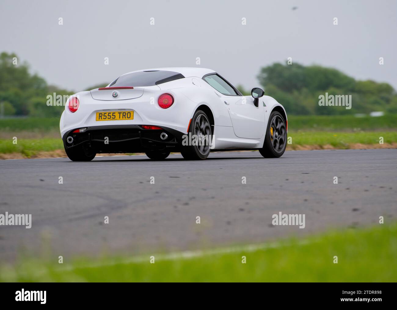 Alfa Romeo 4C conduisant vite sur piste lors d'une journée de course Banque D'Images