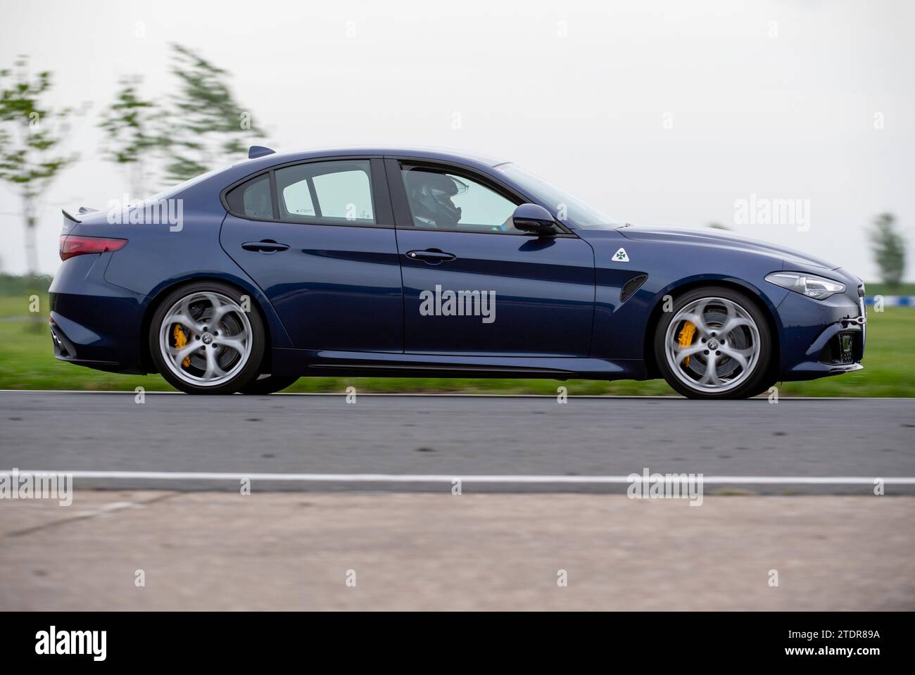 Alfa Romeo Giulia Quadrofolglio conduite rapide sur piste lors d'une journée de course Banque D'Images