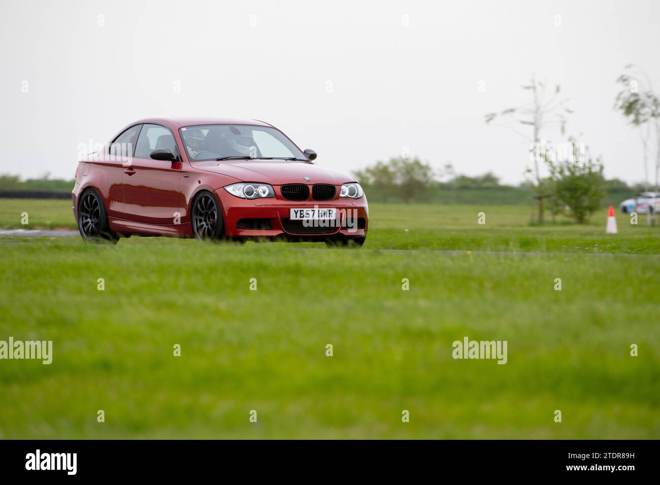 BMW série 1 conduite rapide sur piste lors d'un événement de la journée de course Banque D'Images