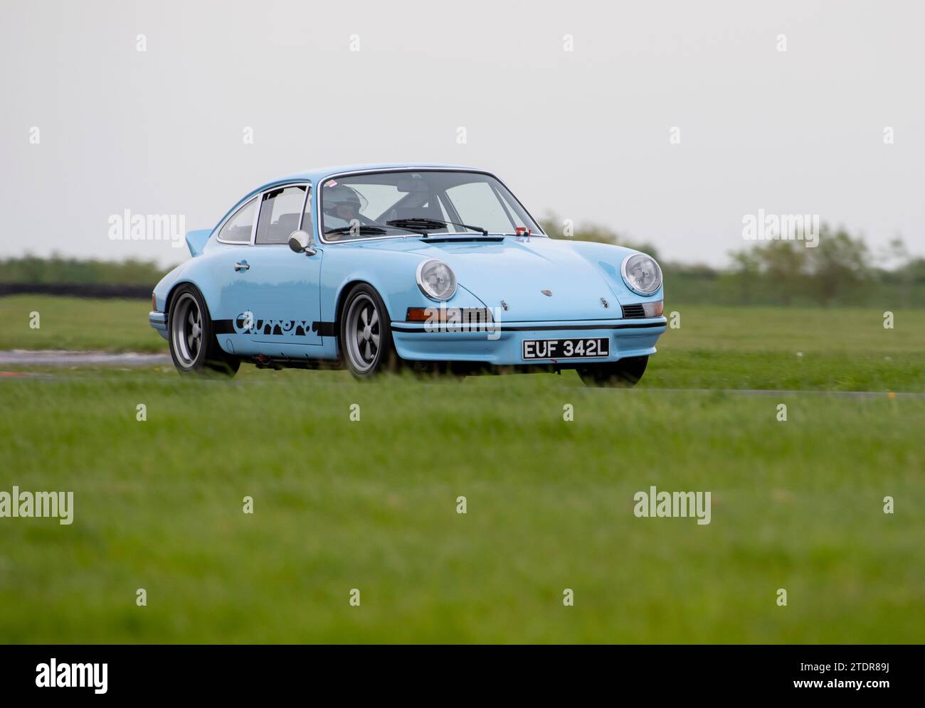 Porsche 911 conduisant vite sur piste lors d'un événement d'une journée de course Banque D'Images