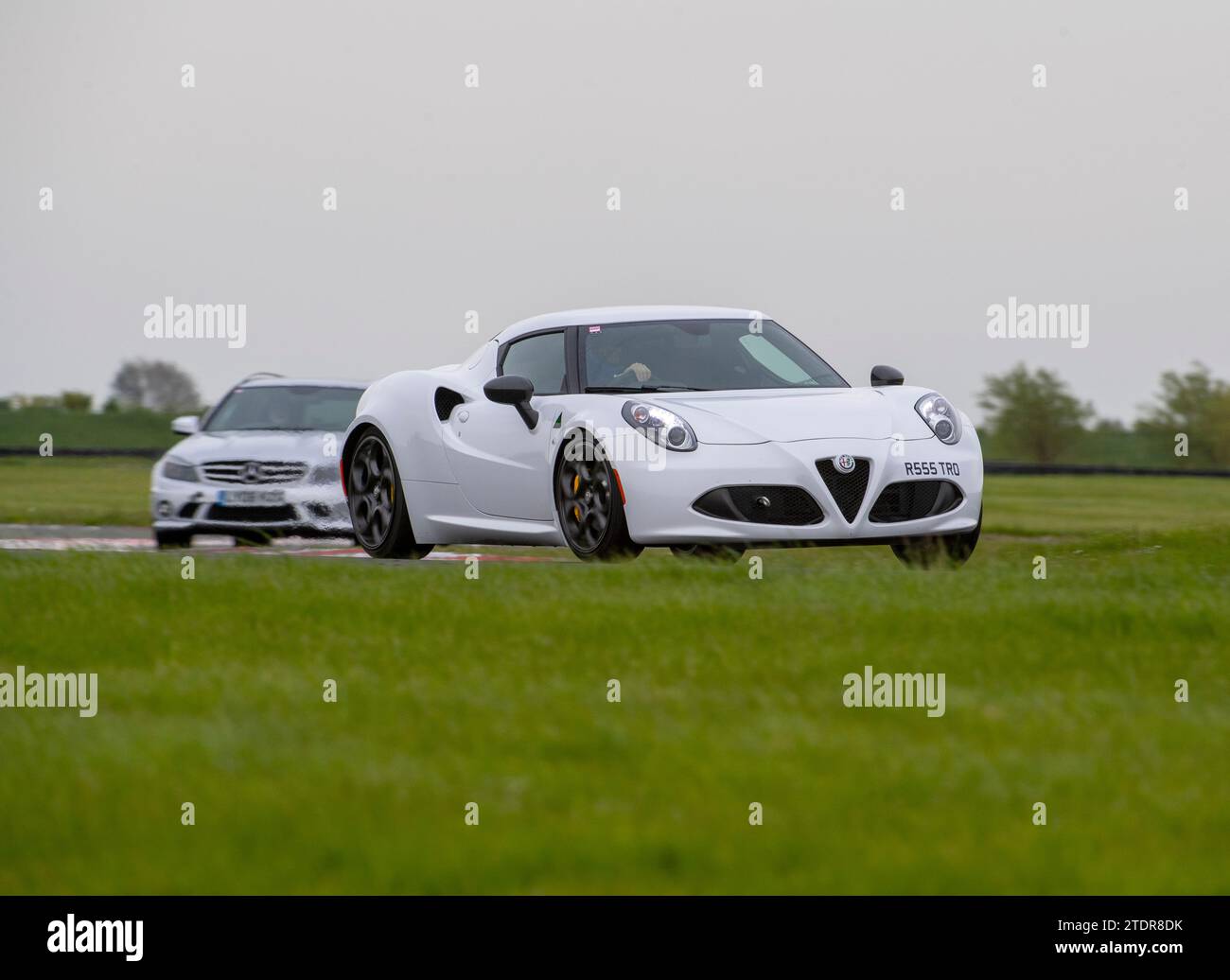 Alfa Romeo 4C conduisant vite sur piste lors d'une journée de course Banque D'Images
