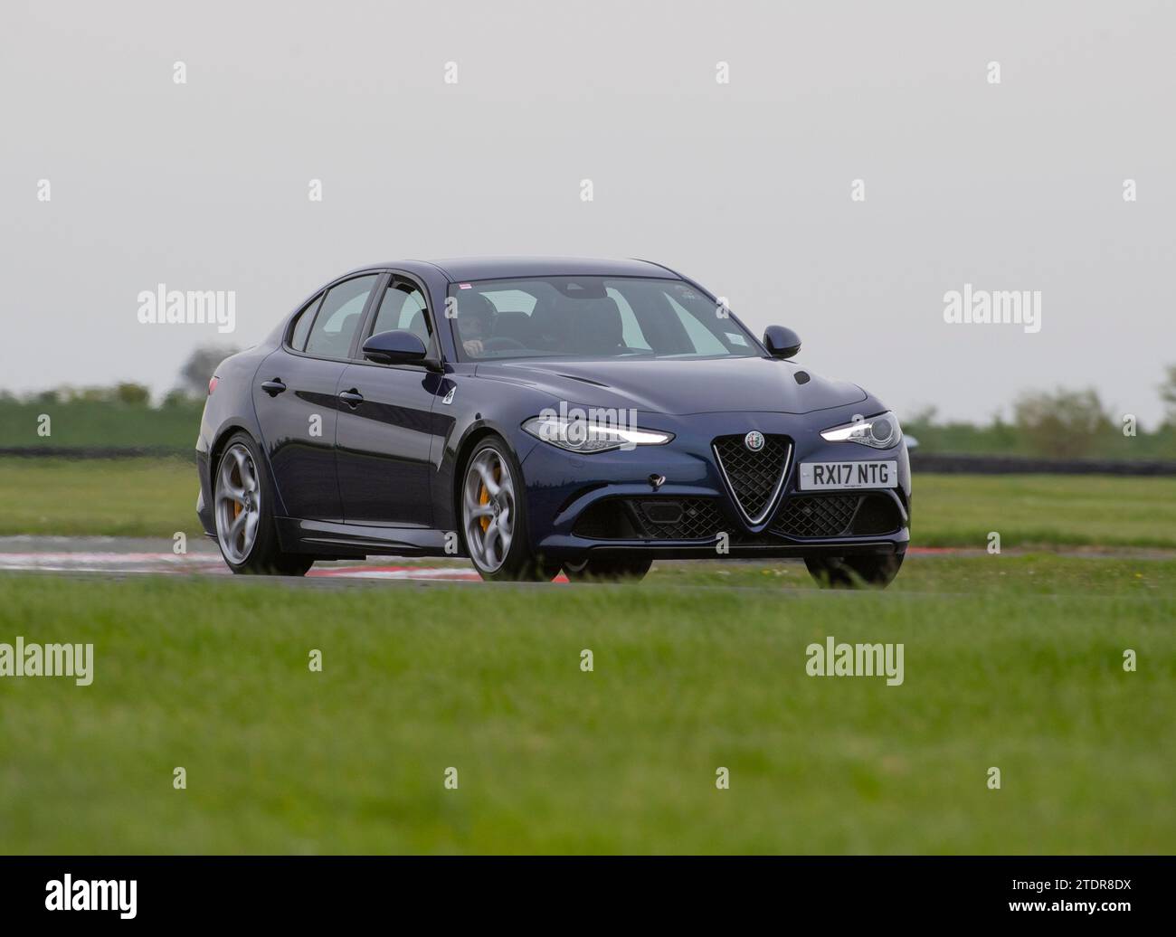 Alfa Romeo Giulia Quadrofolglio conduite rapide sur piste lors d'une journée de course Banque D'Images