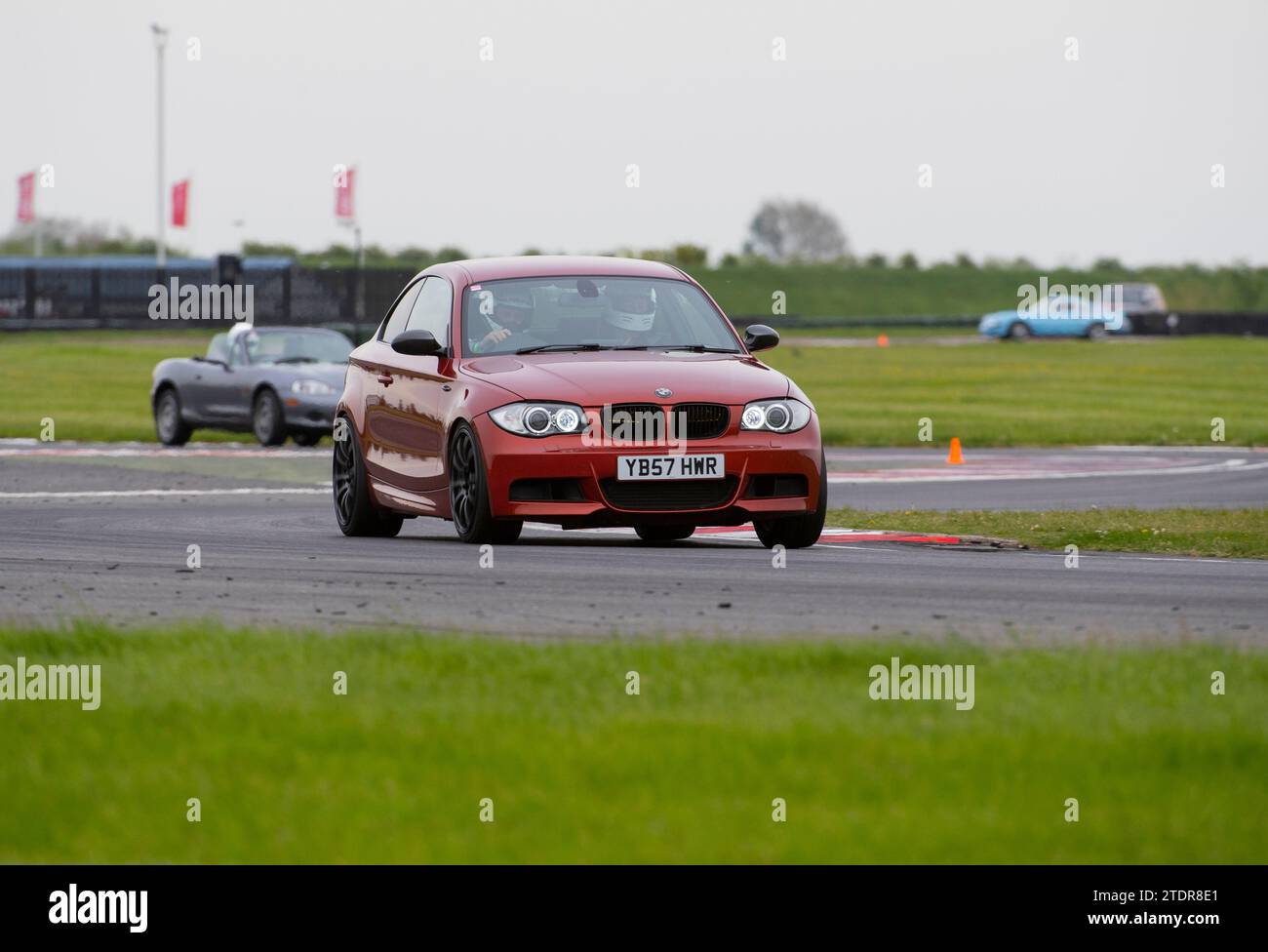 BMW série 1 conduite rapide sur piste lors d'un événement de la journée de course Banque D'Images