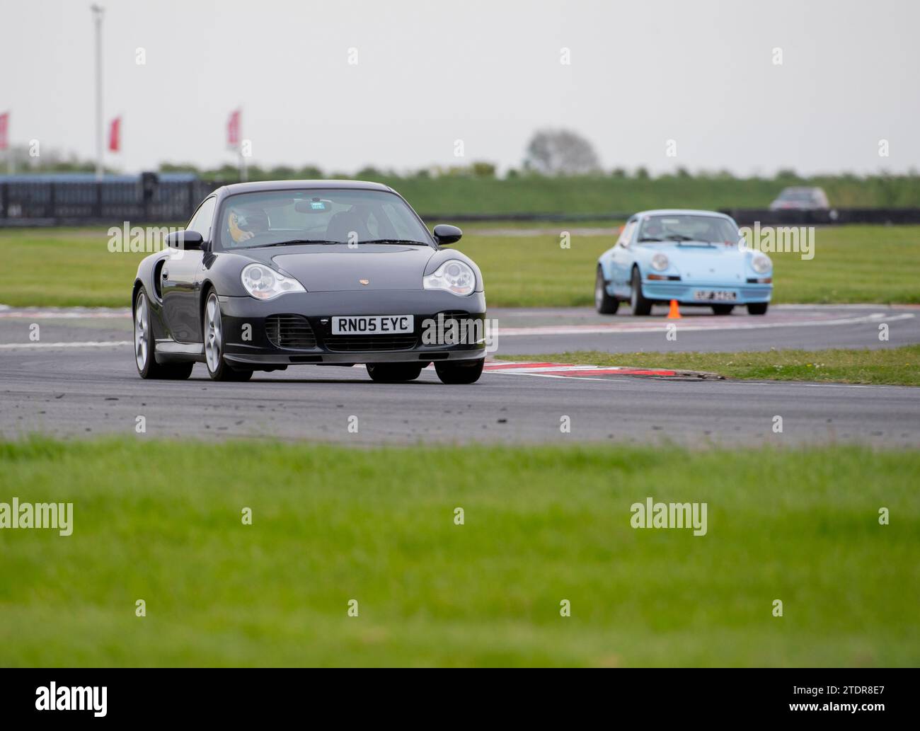 Porsche 911 conduisant vite sur piste lors d'un événement d'une journée de course Banque D'Images