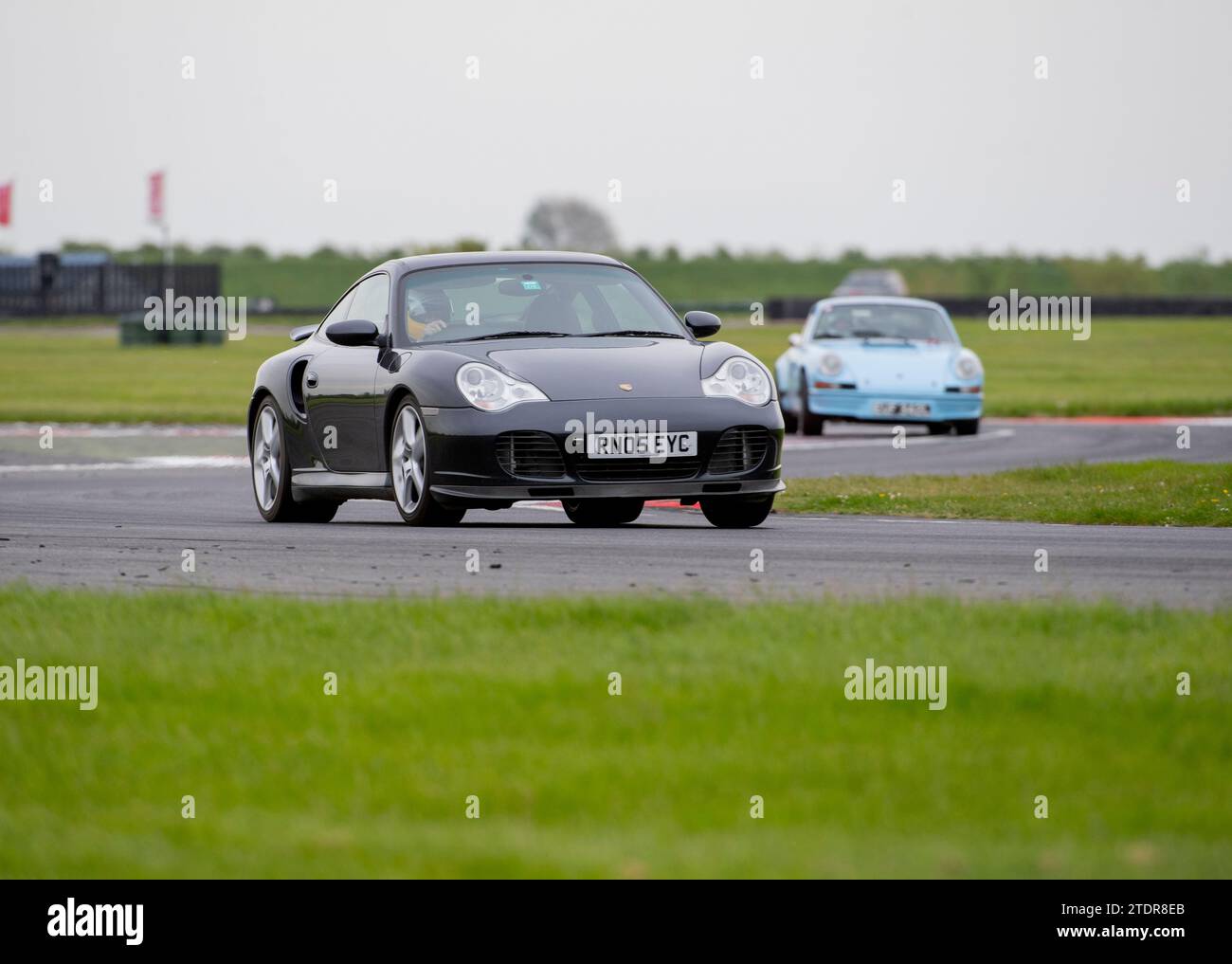 Porsche 911 conduisant vite sur piste lors d'un événement d'une journée de course Banque D'Images