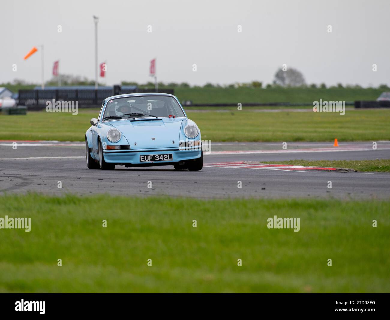 Porsche 911 conduisant vite sur piste lors d'un événement d'une journée de course Banque D'Images