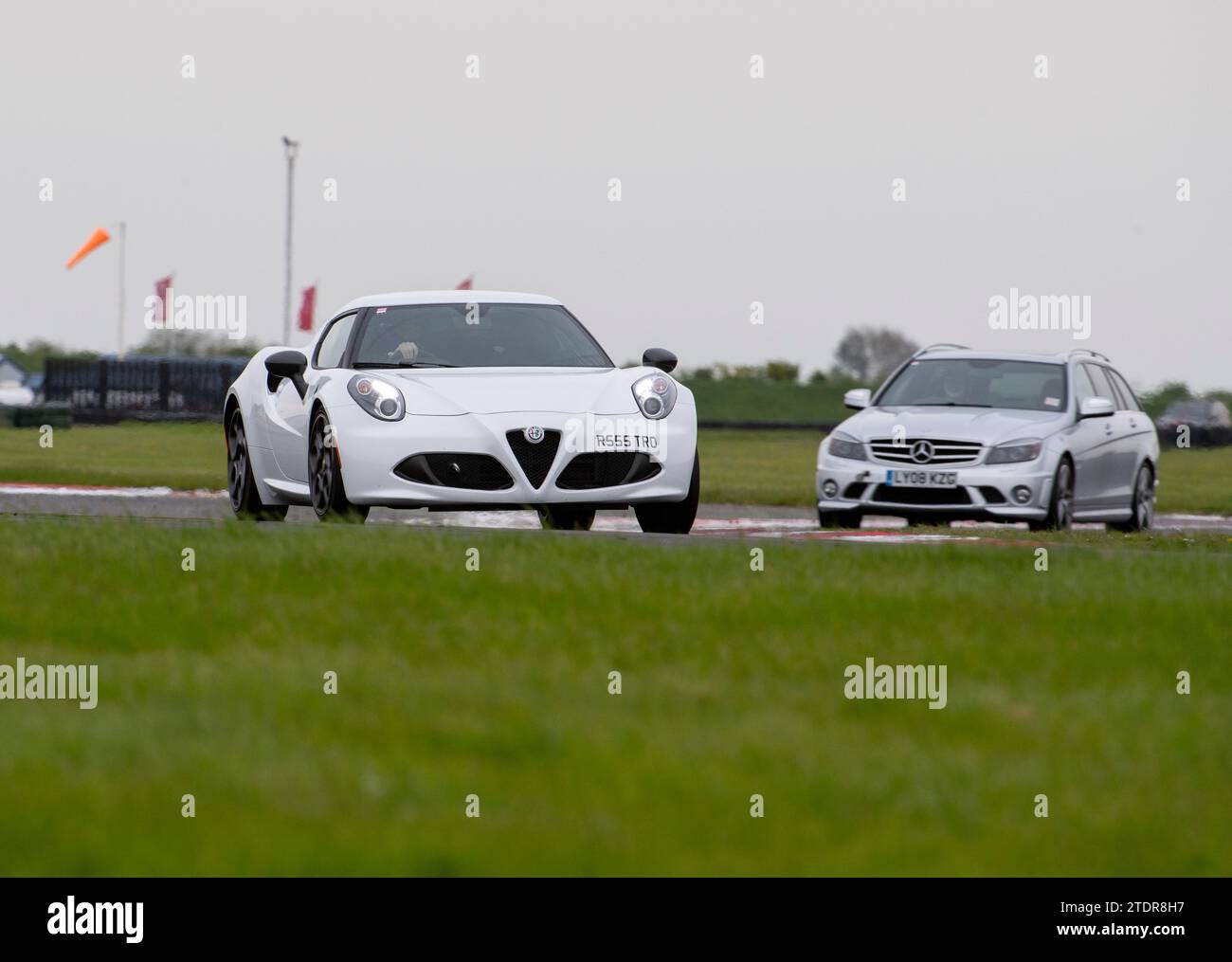 conduite rapide sur piste lors d'un événement d'une journée de course Banque D'Images