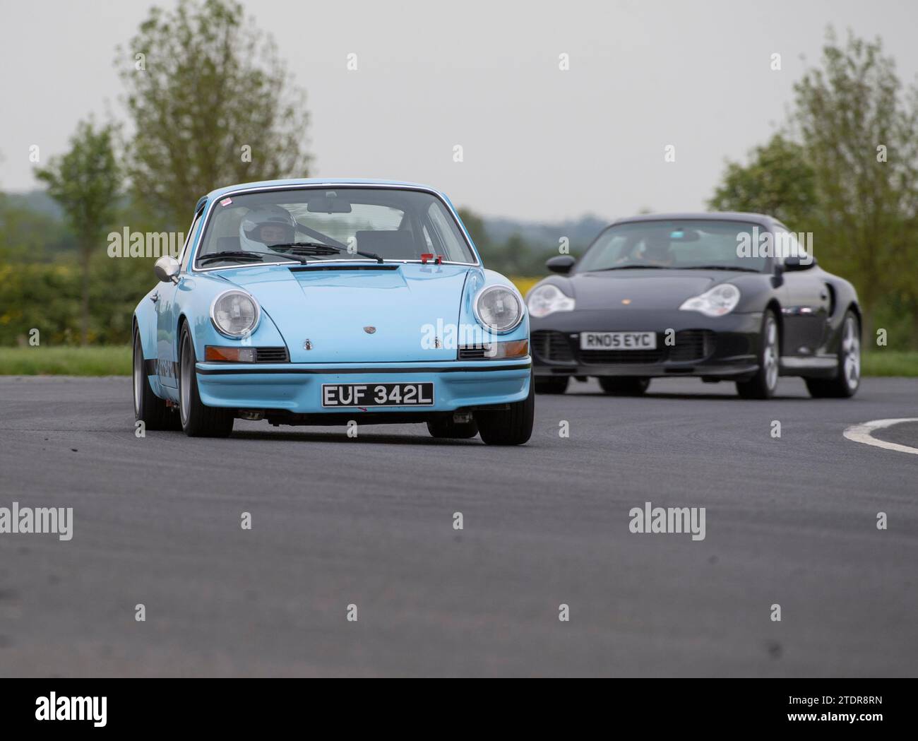 Porsche 911 conduisant vite sur piste lors d'un événement d'une journée de course Banque D'Images