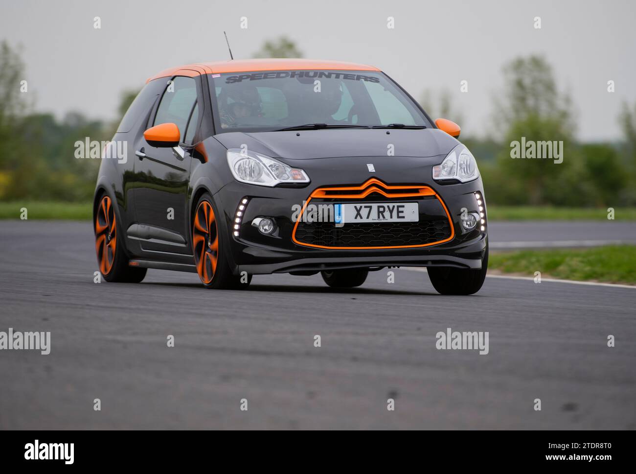 Citreon DS3 en conduite rapide sur piste lors d'une course sur piste Banque D'Images