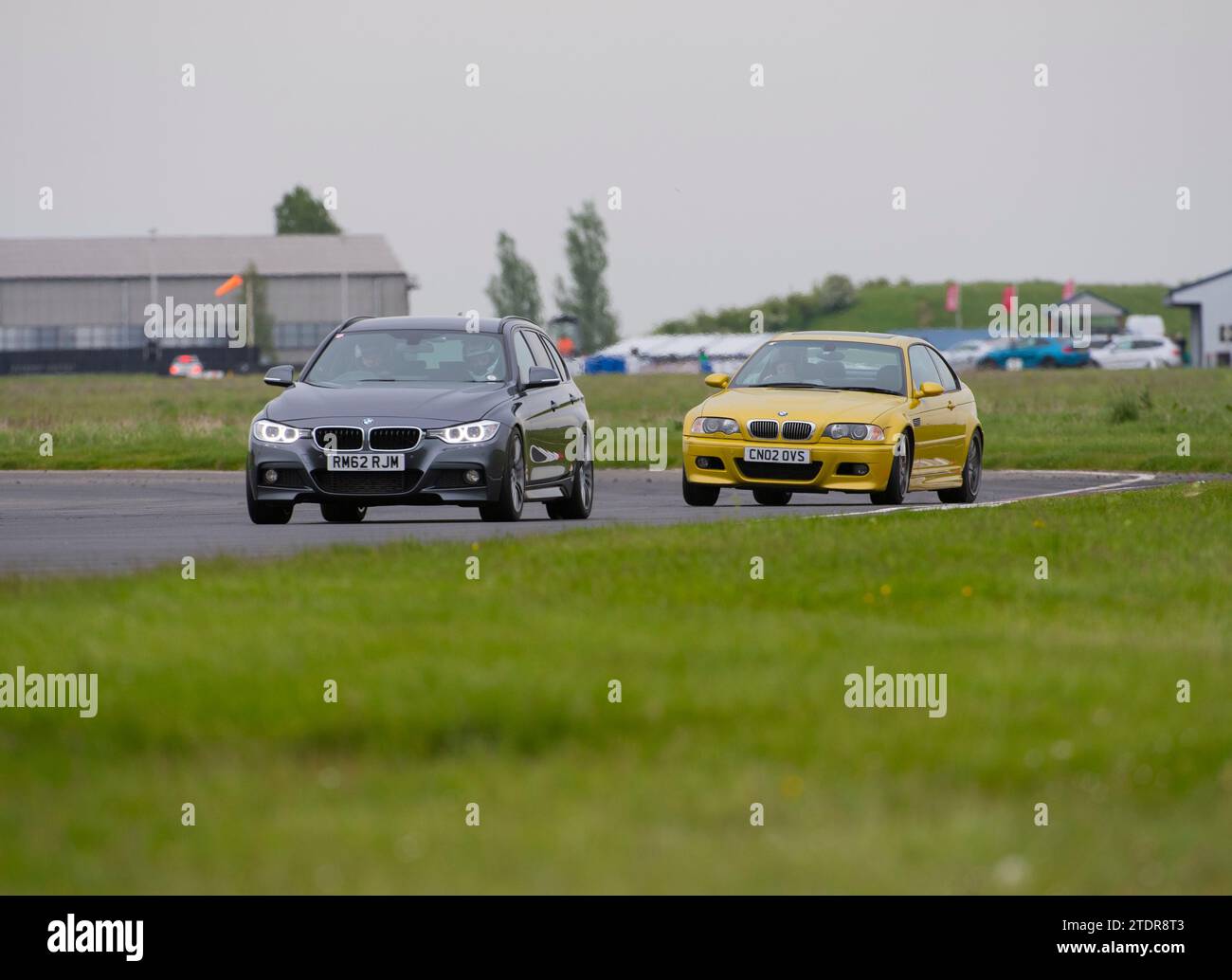BMW M3 conduisant rapidement sur piste lors d'un événement de la journée de course Banque D'Images
