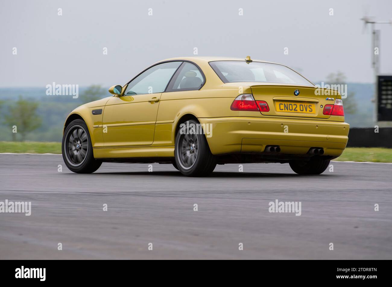 E46 BMW M3 conduisant rapidement sur piste lors d'un événement de la journée de course Banque D'Images