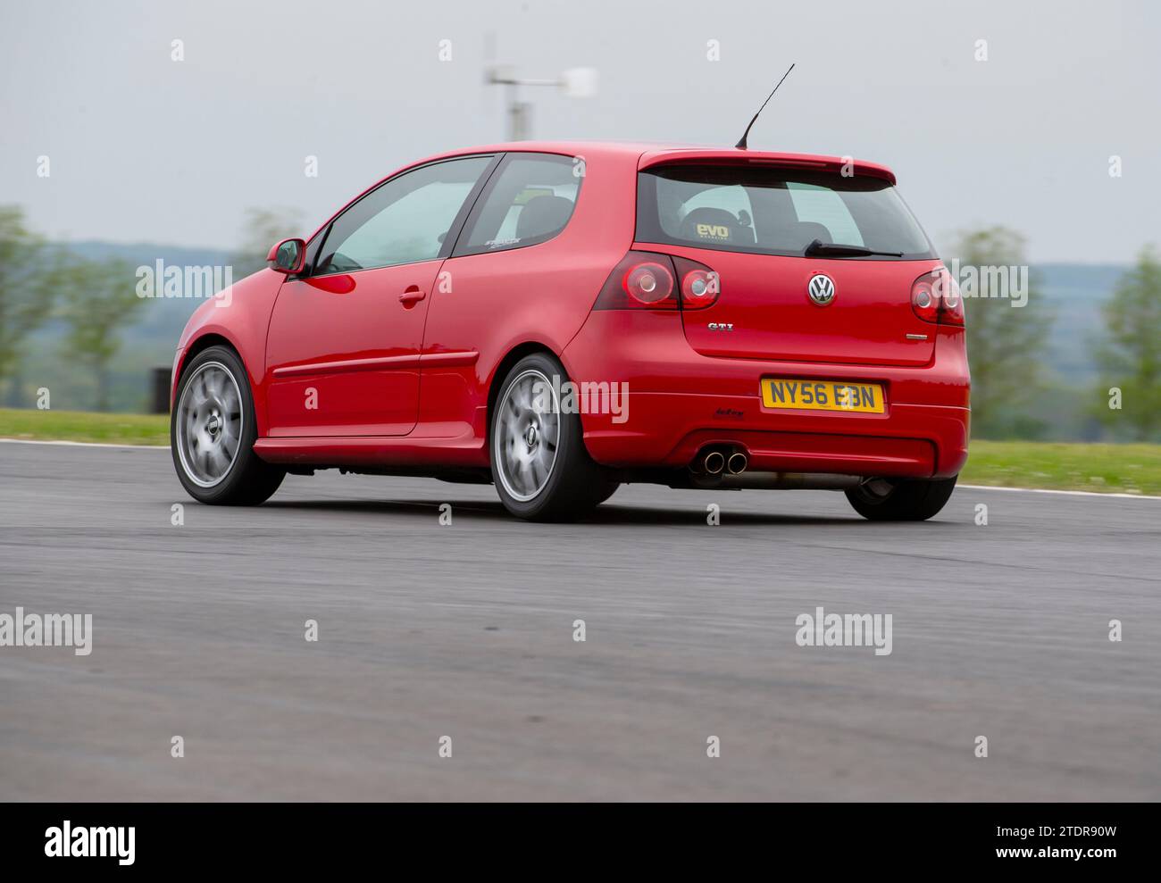VW Golf GTi conduite rapide sur piste lors d'un événement d'une journée de course Banque D'Images