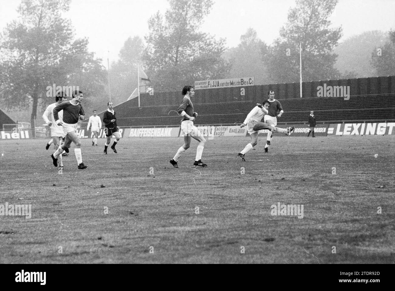 Match de football amateur, pays-Bas, Whizgle News from the Past, taillé pour l'avenir. Explorez les récits historiques, l'image de l'agence néerlandaise avec une perspective moderne, comblant le fossé entre les événements d'hier et les perspectives de demain. Un voyage intemporel façonnant les histoires qui façonnent notre avenir Banque D'Images