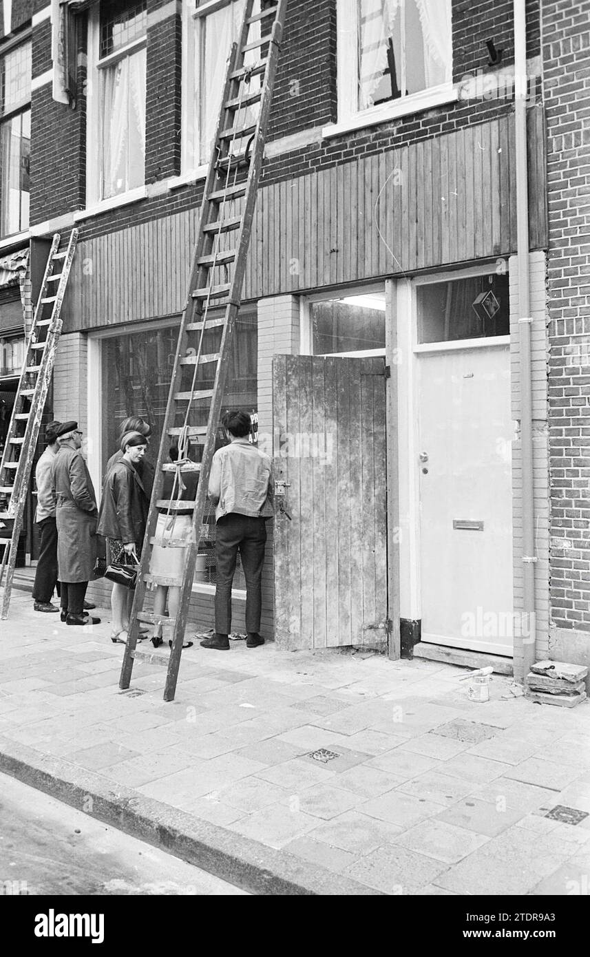 Deux échelles dans un magasin en rénovation, Whizgle News from the Past, taillées pour l’avenir. Explorez les récits historiques, l'image de l'agence néerlandaise avec une perspective moderne, comblant le fossé entre les événements d'hier et les perspectives de demain. Un voyage intemporel façonnant les histoires qui façonnent notre avenir Banque D'Images