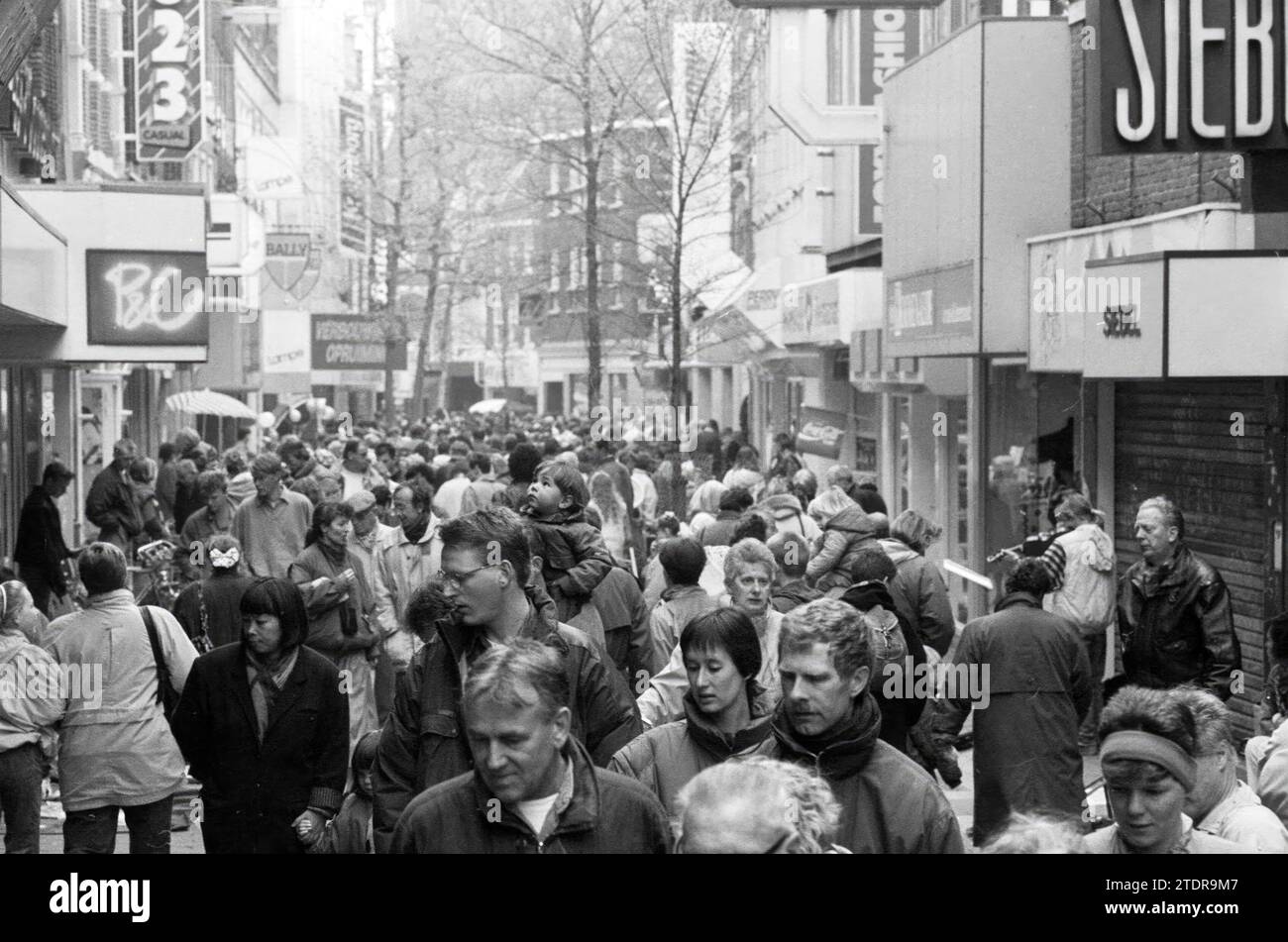 Marché libre, GR. Houtstraat, Haarlem, Grote Houtstraat, pays-Bas, 29-04-1991, Whizgle nouvelles du passé, adaptées à l'avenir. Explorez les récits historiques, l'image de l'agence néerlandaise avec une perspective moderne, comblant le fossé entre les événements d'hier et les perspectives de demain. Un voyage intemporel façonnant les histoires qui façonnent notre avenir Banque D'Images