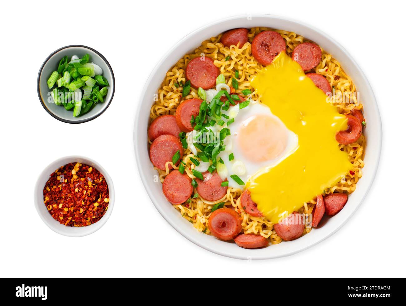 Nouilles ramen avec saucisses, œuf, fromage fondu et écailles, micro-ondes Shin Ramyeon ou Ramyun sur fond blanc isolé Banque D'Images