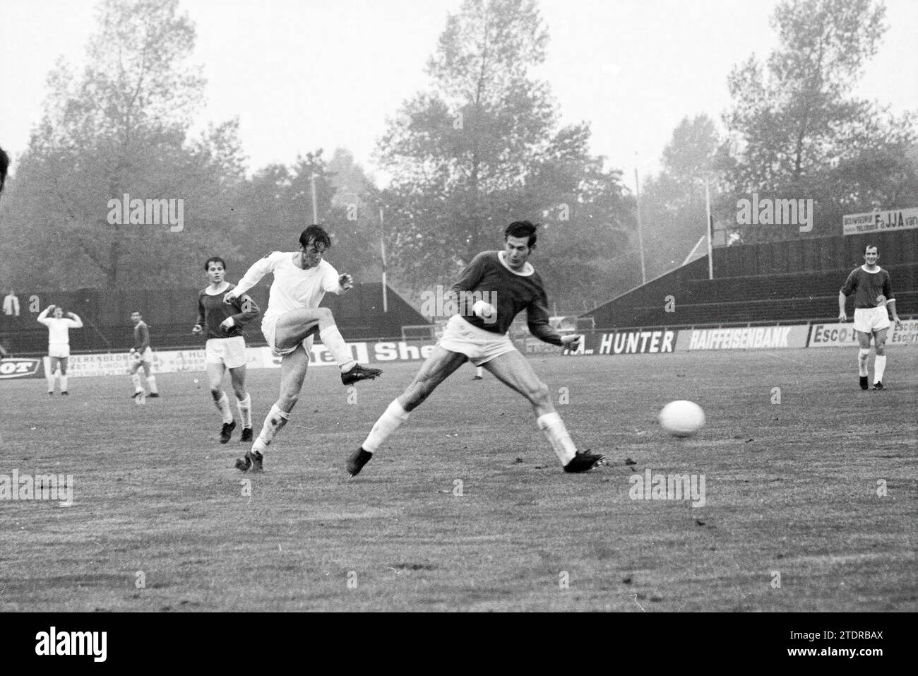 Match de football amateur, pays-Bas, Whizgle News from the Past, taillé pour l'avenir. Explorez les récits historiques, l'image de l'agence néerlandaise avec une perspective moderne, comblant le fossé entre les événements d'hier et les perspectives de demain. Un voyage intemporel façonnant les histoires qui façonnent notre avenir Banque D'Images