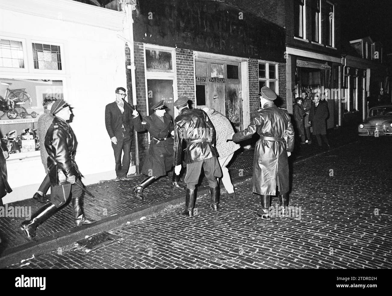 Sapins de Noël à Haarlem + émeutes de la Saint-Sylvestre, incendies, pompiers, 01-01-1965, Whizgle nouvelles du passé, adaptées à l'avenir. Explorez les récits historiques, l'image de l'agence néerlandaise avec une perspective moderne, comblant le fossé entre les événements d'hier et les perspectives de demain. Un voyage intemporel façonnant les histoires qui façonnent notre avenir Banque D'Images