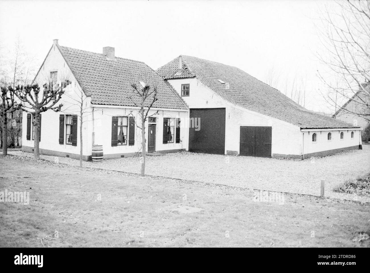 Ferme blanche sur Hoofdweg, Hoofddorp, fermes, Hoofddorp, Hoofdweg, Nederland, 14-12-1982, Whizgle nouvelles du passé, adaptées à l'avenir. Explorez les récits historiques, l'image de l'agence néerlandaise avec une perspective moderne, comblant le fossé entre les événements d'hier et les perspectives de demain. Un voyage intemporel façonnant les histoires qui façonnent notre avenir Banque D'Images