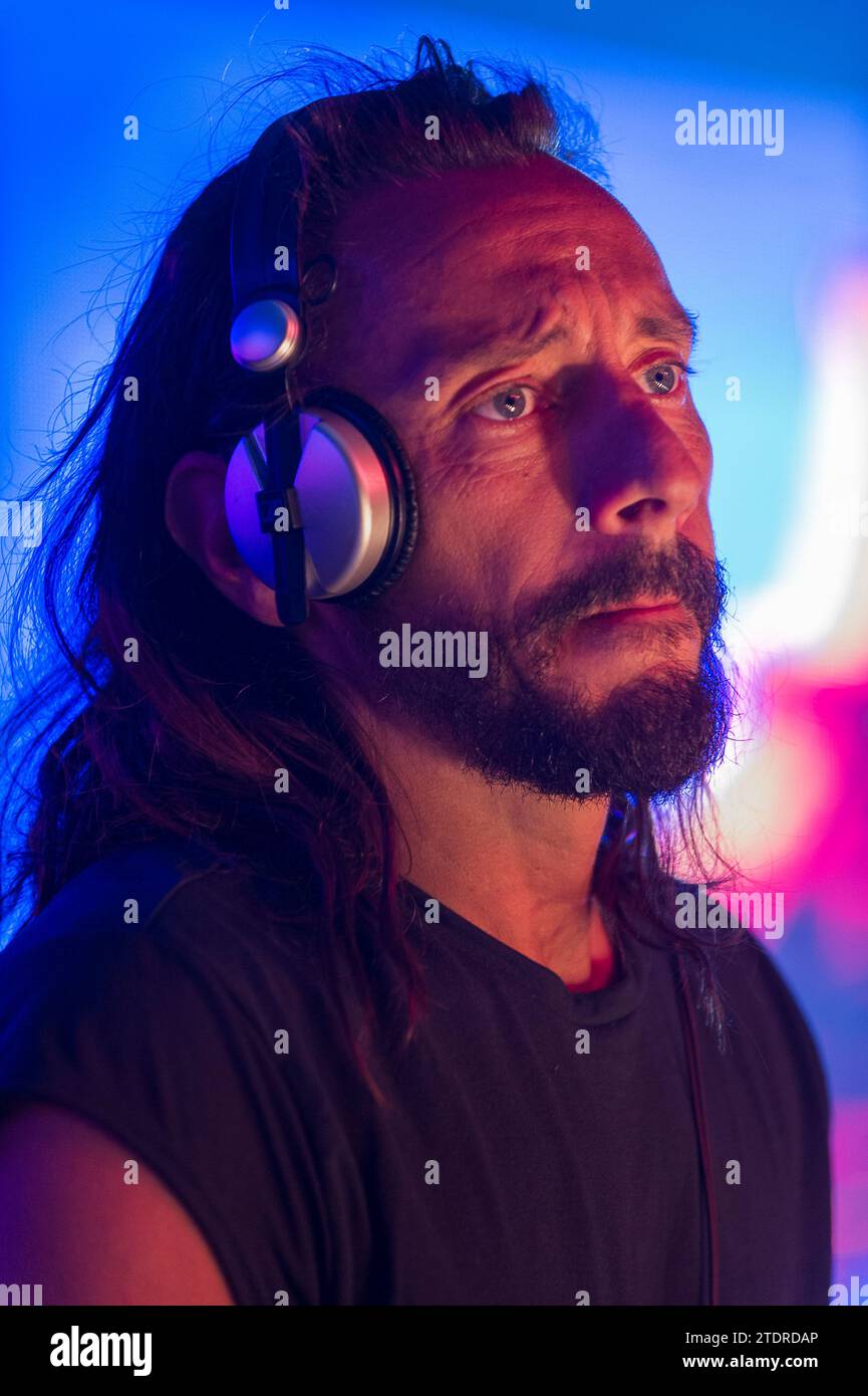 Le Dee jay francais Bob Sinclar en tete d'afiche du Festinam Indoors festival au Namur Expo. | le dee français jay Bob Sinclar au Festinam Banque D'Images
