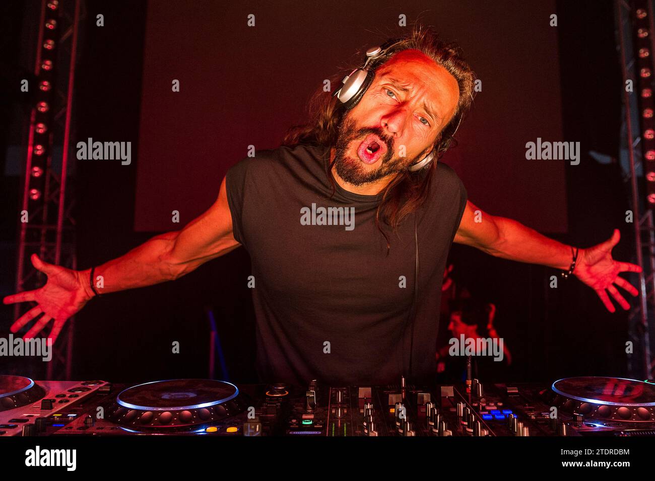 Le Dee jay francais Bob Sinclar en tete d'afiche du Festinam Indoors festival au Namur Expo. | le dee français jay Bob Sinclar au Festinam Banque D'Images