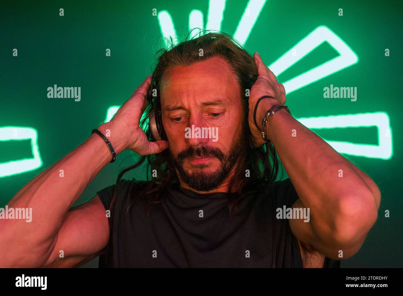 Le Dee jay francais Bob Sinclar en tete d'afiche du Festinam Indoors festival au Namur Expo. | le dee français jay Bob Sinclar au Festinam Banque D'Images