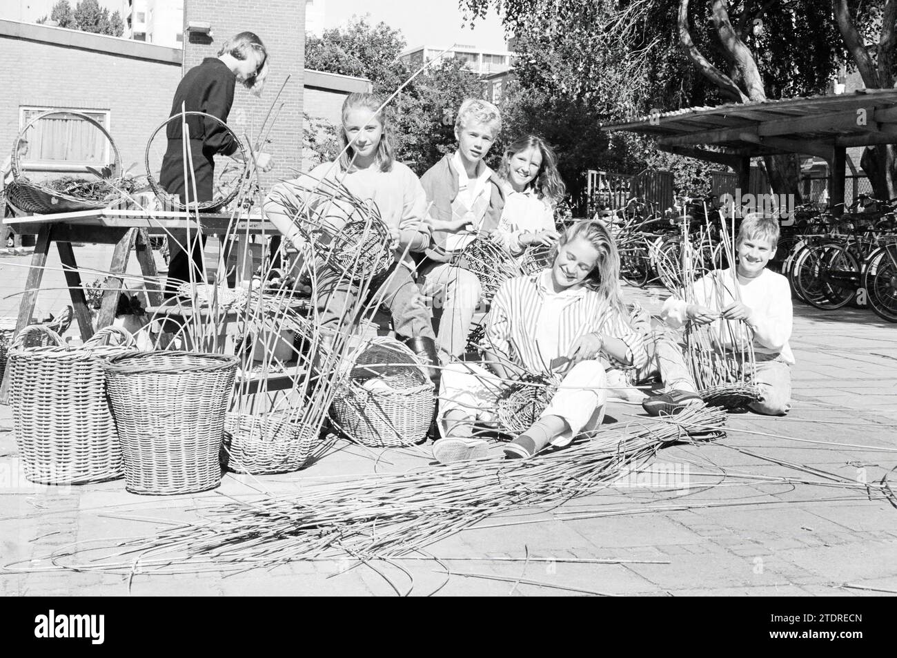 Démonstration d'artisanat à l'école Rudolf Steiner, Old Crafts, Schools, 18-09-1987, Whizgle News from the Past, taillé sur mesure pour l'avenir. Explorez les récits historiques, l'image de l'agence néerlandaise avec une perspective moderne, comblant le fossé entre les événements d'hier et les perspectives de demain. Un voyage intemporel façonnant les histoires qui façonnent notre avenir Banque D'Images