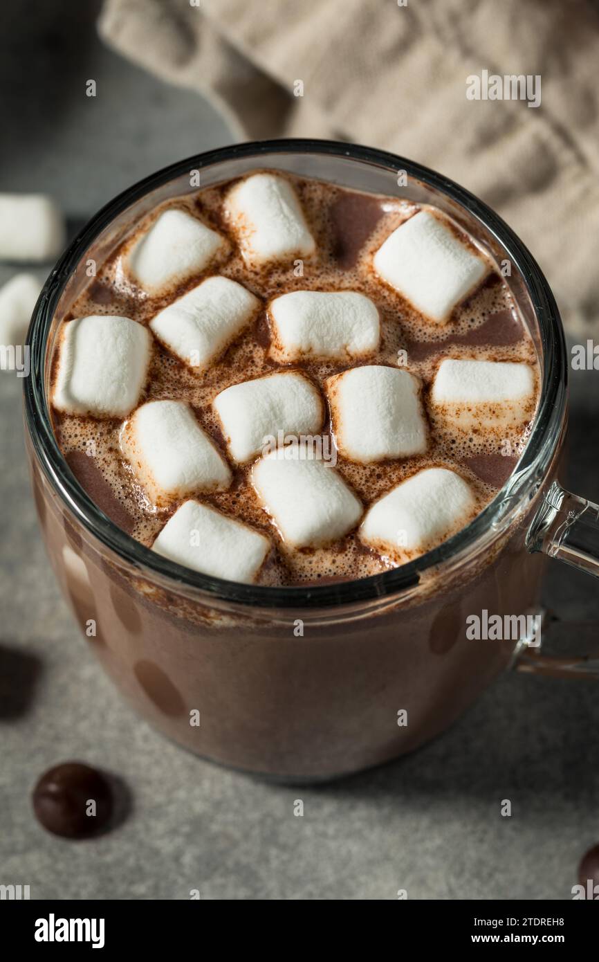 Chocolat chaud sucré cacao avec guimauves Banque D'Images