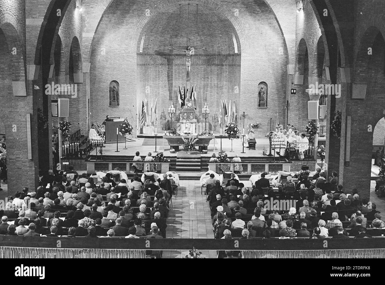 Messe pontificale dans l'église de tous les Saints Bloemendaal, églises catholiques romaines, églises R.C., 27-09-1975, Whizgle nouvelles du passé, adaptées pour l'avenir. Explorez les récits historiques, l'image de l'agence néerlandaise avec une perspective moderne, comblant le fossé entre les événements d'hier et les perspectives de demain. Un voyage intemporel façonnant les histoires qui façonnent notre avenir Banque D'Images