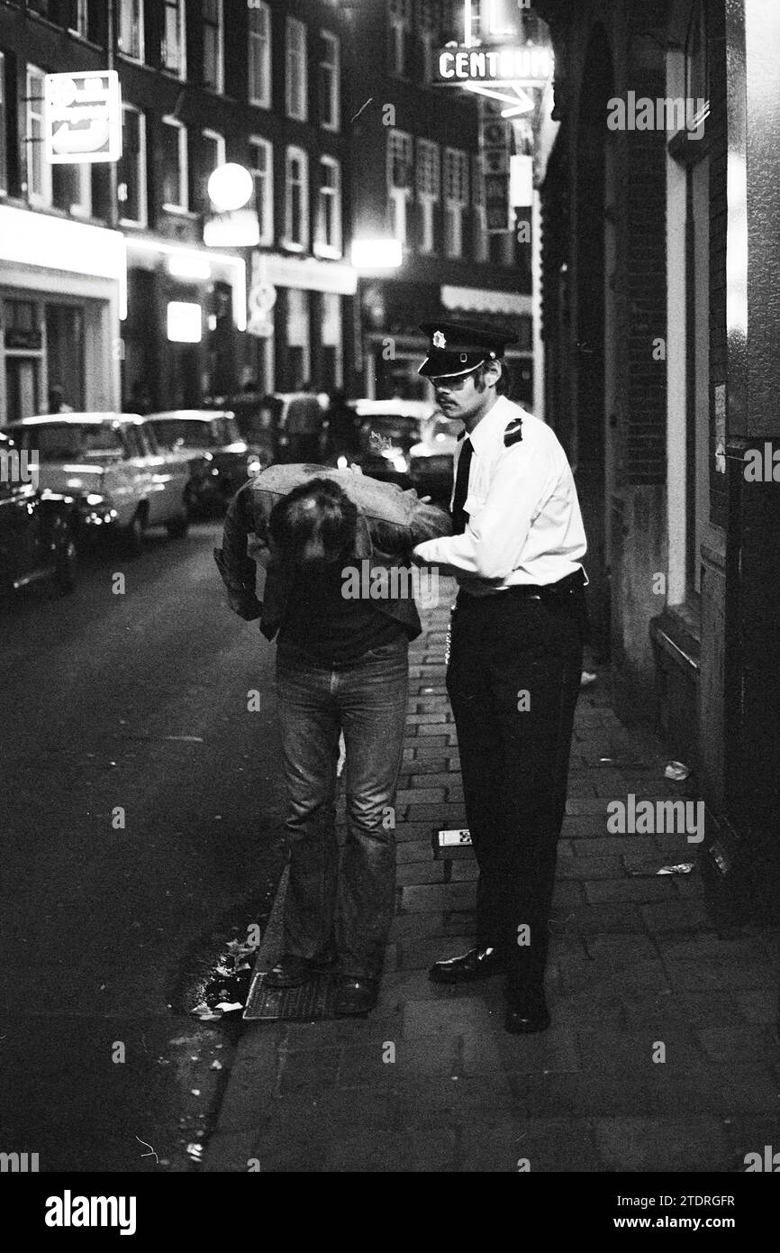 Arrestation d'un homme dans le centre d'Amsterdam devant le café 'de Rijnvaart', au coin de Heintje Hoekssteeg, 21-08-1974, Whizgle News from the Past, taillé pour l'avenir. Explorez les récits historiques, l'image de l'agence néerlandaise avec une perspective moderne, comblant le fossé entre les événements d'hier et les perspectives de demain. Un voyage intemporel façonnant les histoires qui façonnent notre avenir Banque D'Images