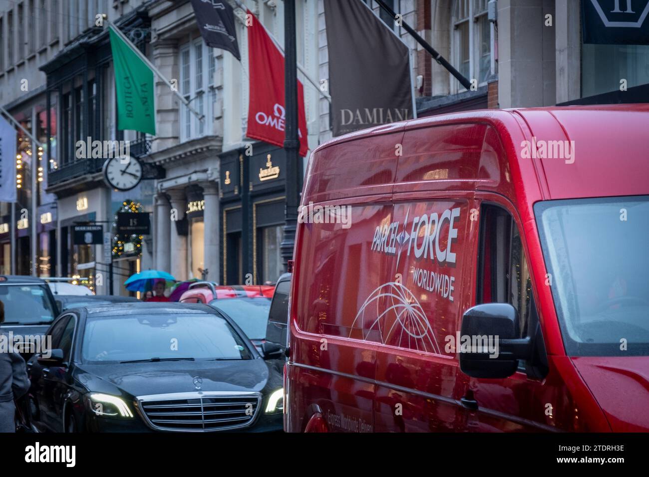 LONDRES- 14 DÉCEMBRE 2023 : fourgon de livraison Parcel Force sur Bond Street Banque D'Images