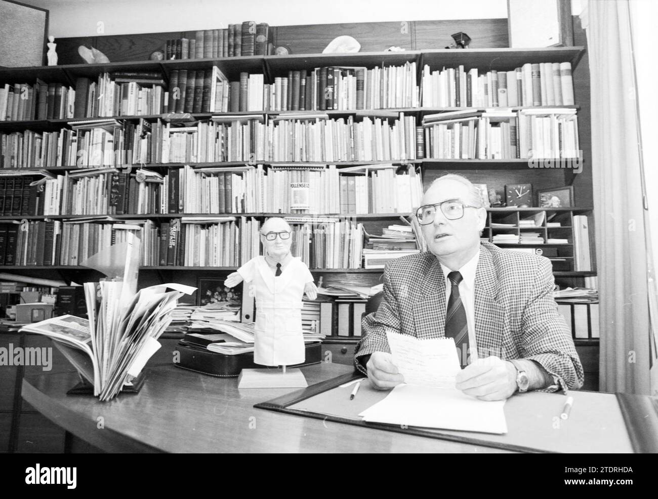 Docteur dans son étude., 00-00-1989, Whizgle News from the Past, taillé sur mesure pour l'avenir. Explorez les récits historiques, l'image de l'agence néerlandaise avec une perspective moderne, comblant le fossé entre les événements d'hier et les perspectives de demain. Un voyage intemporel façonnant les histoires qui façonnent notre avenir Banque D'Images