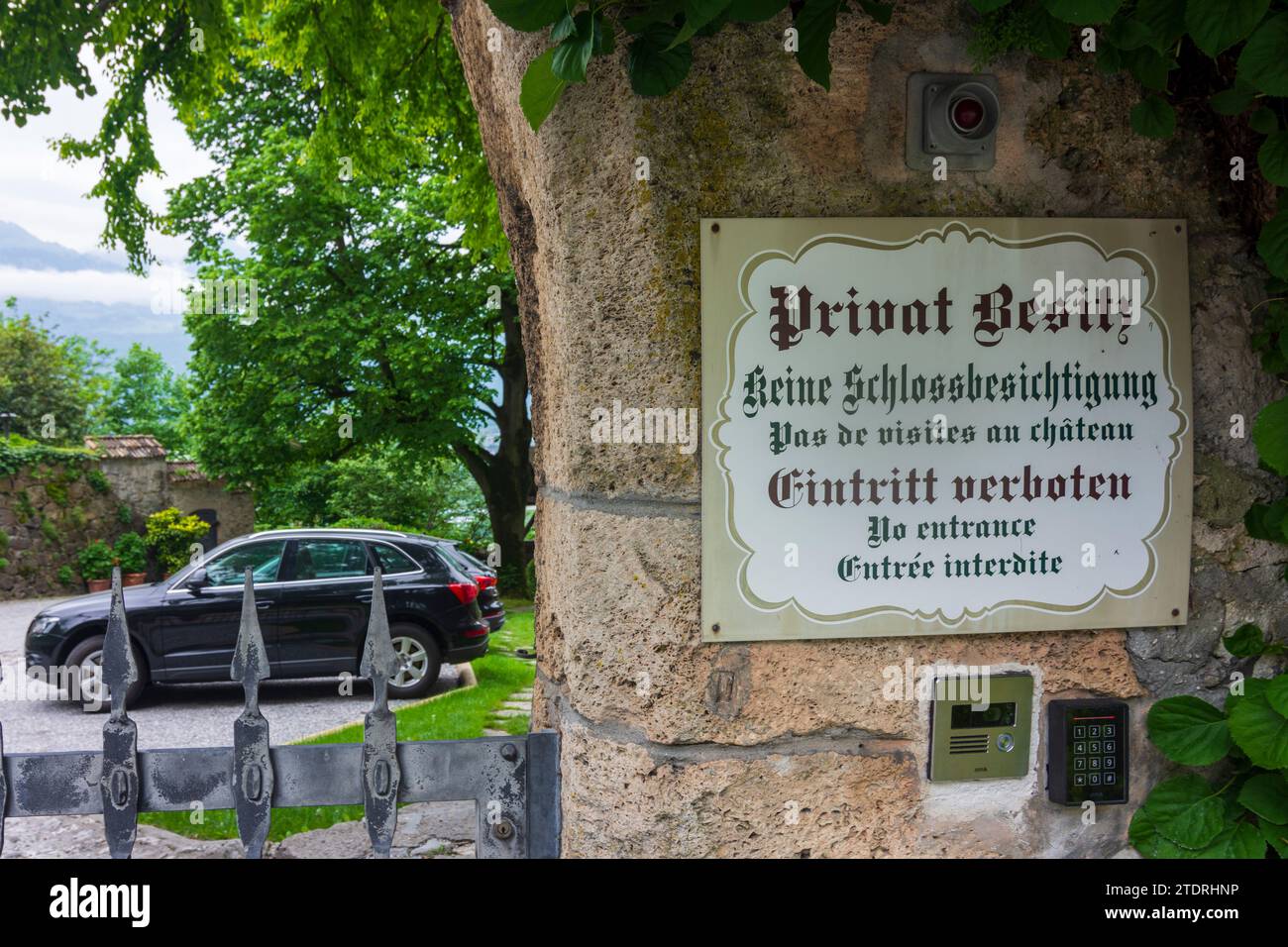 Vaduz : panneau à l'entrée du château de Vaduz à , , Liechtenstein Banque D'Images