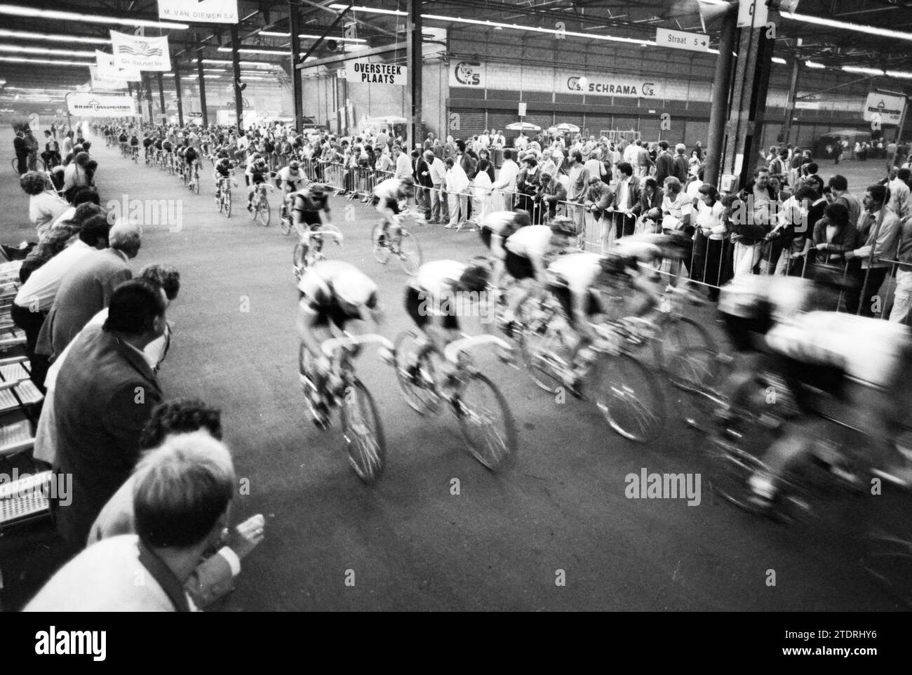 Salles de vente aux enchères à vélo Aalsmeer, Cyclisme, Aalsmeer, 27-09-1986, Whizgle nouvelles du passé, adaptées à l'avenir. Explorez les récits historiques, l'image de l'agence néerlandaise avec une perspective moderne, comblant le fossé entre les événements d'hier et les perspectives de demain. Un voyage intemporel façonnant les histoires qui façonnent notre avenir Banque D'Images