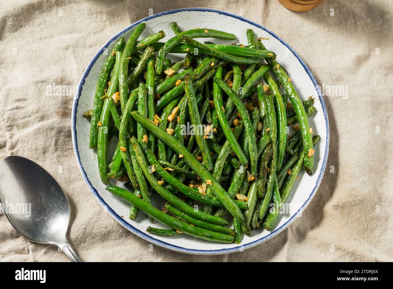 Haricots verts à l'ail asiatique sautés sur une assiette Banque D'Images