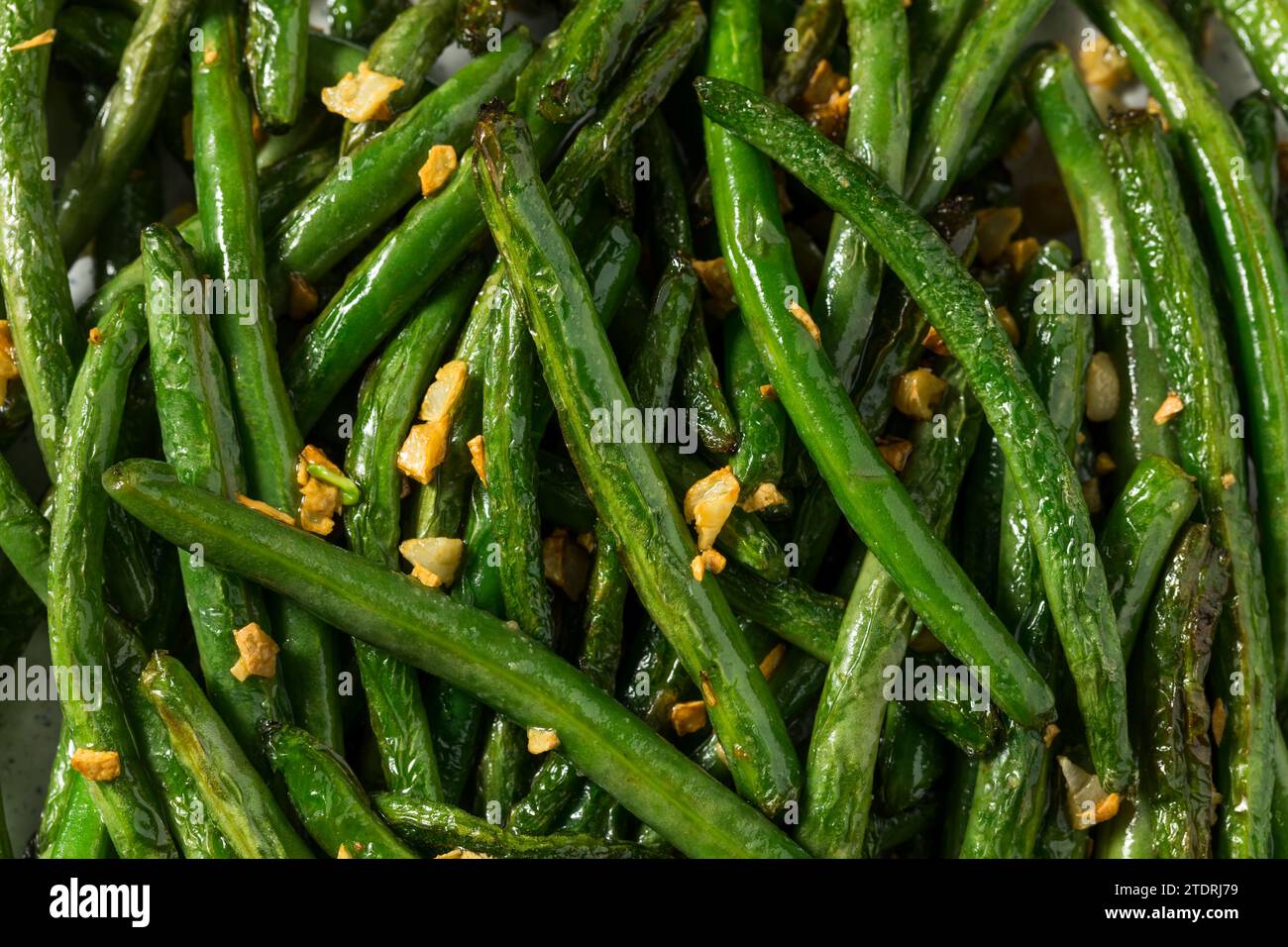 Haricots verts à l'ail asiatique sautés sur une assiette Banque D'Images