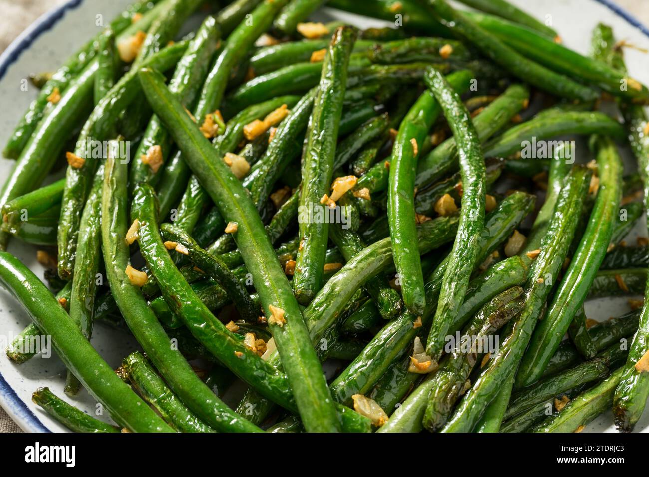 Haricots verts à l'ail asiatique sautés sur une assiette Banque D'Images