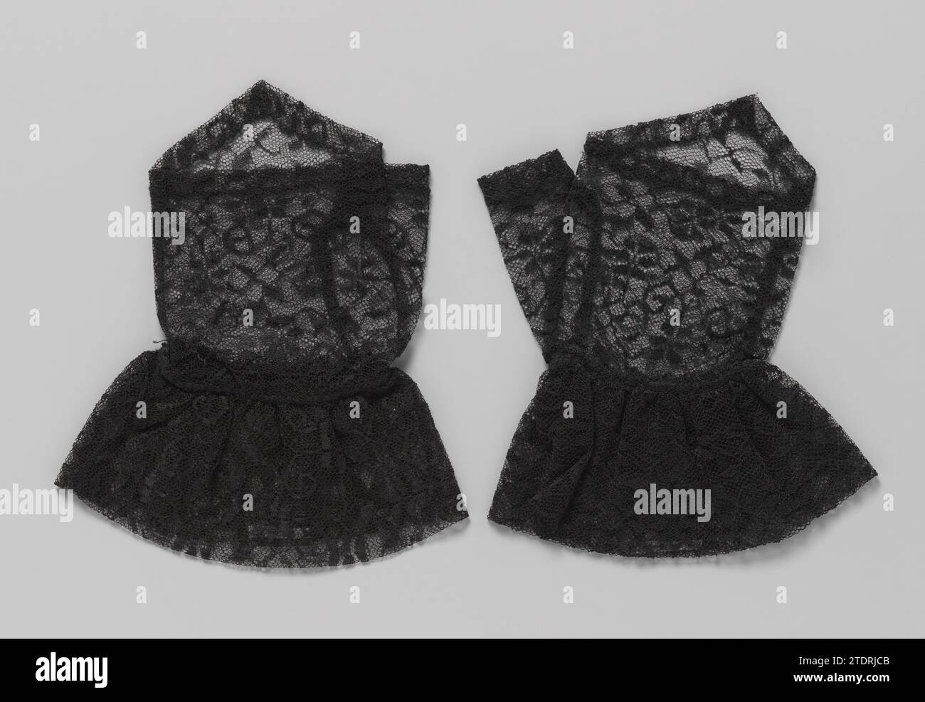 Mitaine de côté machine noir avec des volutes C-minces frisées et des fleurs stylisées à six pétales lâches, anonyme, v. 1900 mitaine de côté usinage noir : Machinal Chantilly Side. La mitaine a une pointe sur la main (dos) et une bande ridée autour du poignet. Motif avec volutes C-minces bouclés et fleurs stylisées avec six pétales lâches. Connexions entre les motifs à travers des brindilles avec quelques feuilles. West-Europa coton (textile) mitaine de côté usinage noir : côté Machinal Chantilly. La mitaine a une pointe sur la main (dos) et une bande ridée autour du poignet. Motif avec C-volu frisé mince Banque D'Images