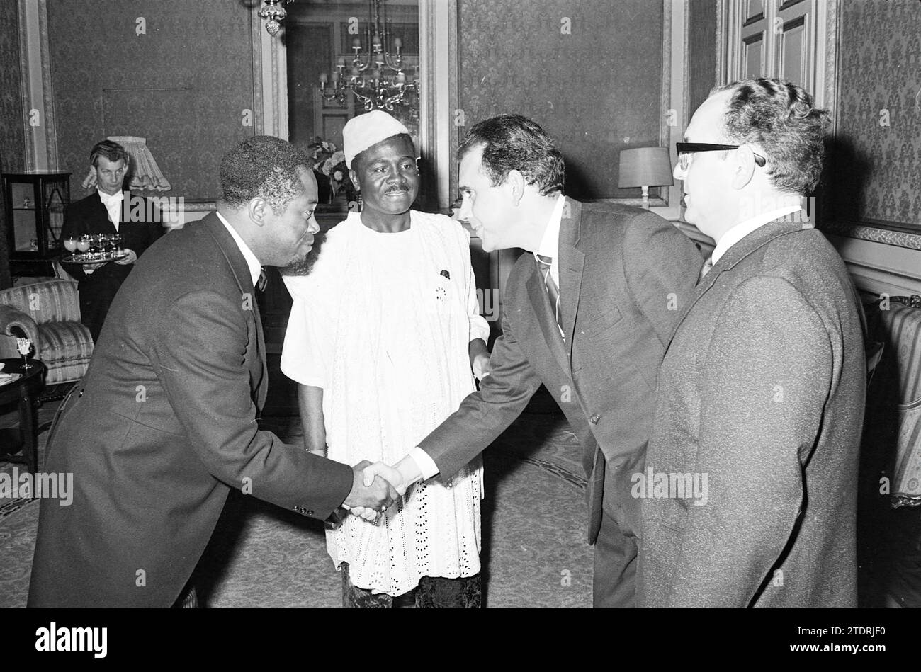 Accueil République du Cameroun MR. Atangana Hôtel de Indes, Réceptions, 01-10-1964, Whizgle nouvelles du passé, adaptées à l'avenir. Explorez les récits historiques, l'image de l'agence néerlandaise avec une perspective moderne, comblant le fossé entre les événements d'hier et les perspectives de demain. Un voyage intemporel façonnant les histoires qui façonnent notre avenir Banque D'Images